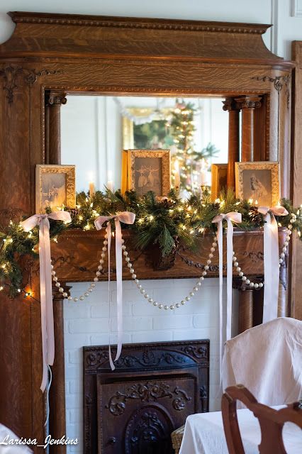 Christmas Garland Aesthetic, Girly Christmas Decorations, Bridgerton Christmas Decor, Christmas Mantle Simple, Feminine Christmas Decor, Chic Holiday Decor, Pink Christmas Mantle, Little Women Christmas Aesthetic, Simple Christmas Mantle Decor