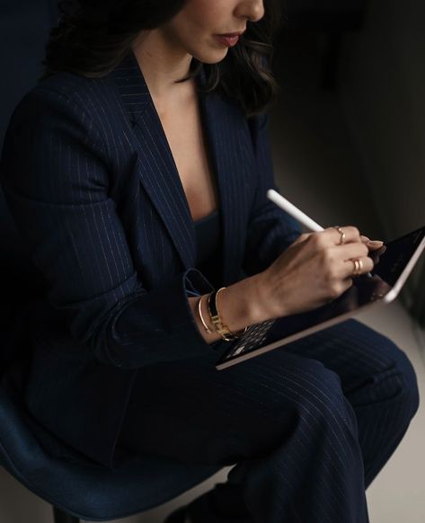 Attorney Photoshoot Ideas, Young Professional Aesthetic, Masterminds Photo Shoot, Women Boss Aesthetic, Photoshoot Business Woman, Corporate Photoshoot Women, Finance Photography, Boss Poses, Business Portraits Woman