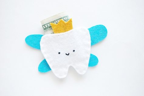 Need a place to hold those tiny teeth? Here's a cute little craft in honor of National Tooth Fairy Day! Dental Crafts, Tooth Fairy Pouch, Fairy Pouch, Pouch Craft, Tooth Pillow, Diy Teething, Cute Tooth, Loose Tooth, Felt Pouch