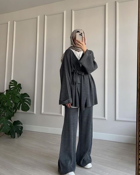 Uni Outfits Hijab, Hijabi Uni Outfits, Modest Uni Outfits, Modern Muslim Women Fashion, Modest Wear Muslim Casual, Modest Outfits Muslim Casual, Modest Outfits Muslim, Hijab Fashion Summer, Estilo Hijab