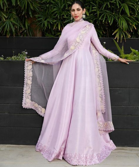 Anarkali Outfit Ideas, Anarkali Outfit, Pakistani Anarkali, Simple Suits, Asian Attire, Lace Blouse Design, Desi Attire, Eastern Dresses, Gown Party Wear