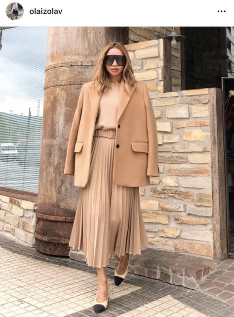 Beige Pleated Skirt, Saudi Style, Camel Skirts, Floral Dress Outfits, Pleated Skirt Outfit, Beige Jeans, Monochromatic Outfit, Beige Skirt, Beige Outfit