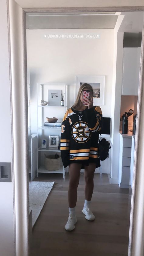 Game Date, Hockey Game Outfit, Hockey Outfits, Bar Outfits, Nyc Outfits, Women's Hockey, Bar Outfit, Football Game Outfit, Hockey Game