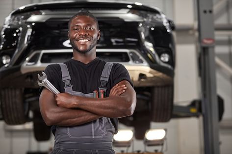 Photo portrait de mécanicien automobile ... | Premium Photo #Freepik #photo #garage-automobile #atelier-voiture #garage-voiture #service-automobile Mechanics Uniform, Auto Mechanic, American Auto, Car Mechanic, Premium Photo, Nail Designs, Stock Photos