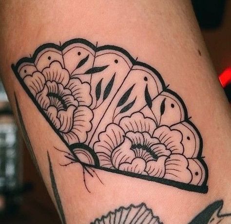 Old School Fan Tattoo, Knee Band Tattoo, Retro Style Tattoo, Contrast Tattoo Negative Space, Traditional Symmetrical Tattoo, Top Of Ankle Tattoo, Traditional Modern Tattoo, Vintage Fan Tattoo, Border Tattoo Ideas