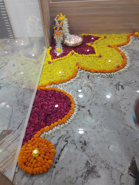 House Warming Rangoli Ideas, Rangoli With Flowers Petals For Diwali, Square Flower Rangoli, Mandir Rangoli Design, Diwali Outdoor Decorations, Flower Rangoli Border, Diy Diwali Decor, Rangoli From Flowers, Flower Rangoli Designs Creativity