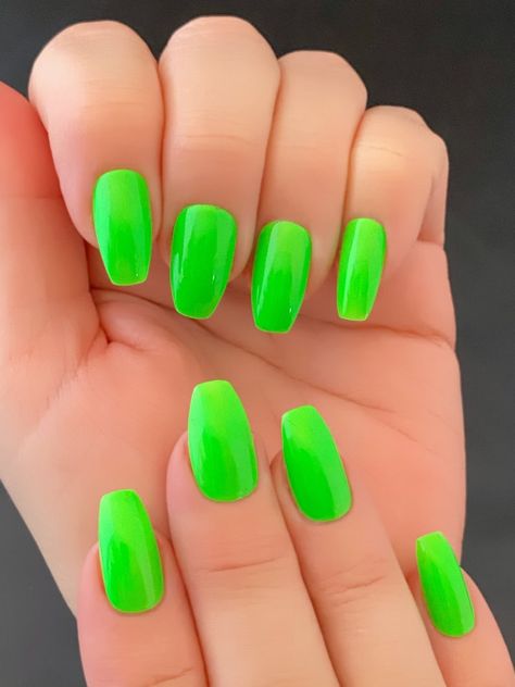 Summer Nails Colored Tips, Bright Green Gel Nails, Cute Lime Green Nails, Neon Color Acrylic Nails, Neon Green Dip Nails, Fluorescent Green Nails, Fluro Green Nails, Neon Lime Green Nails, 2 Colors Nails