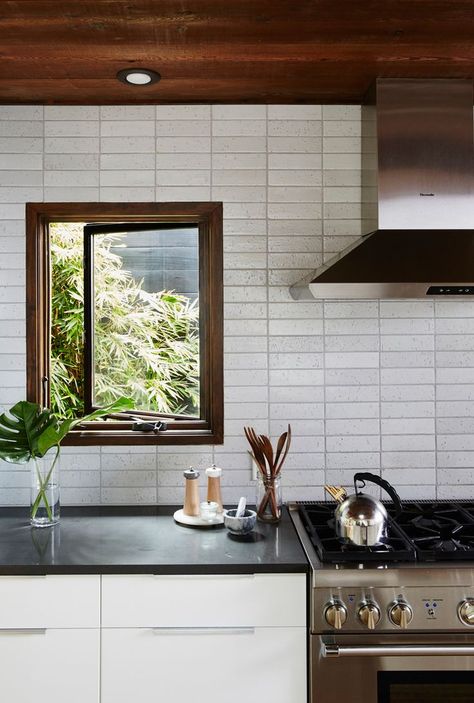 earthy modern kitchen with tile backsplash Modern Kitchen Tiles, Kitchen Backsplash Inspiration, Modern Kitchen Backsplash, Subway Tile Backsplash Kitchen, Unique Kitchen Backsplash, Diy Kitchen Backsplash, Subway Tile Kitchen, Brick Backsplash, Kitchen Backsplash Designs