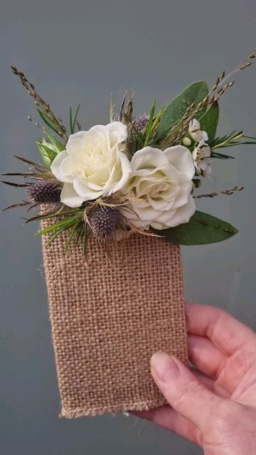 Wedding Bootinterieur, Pocket Boutonniere Simple, Pocket Flowers Wedding, Diy Pocket Boutonniere, Pocket Boutineer, Pocket Boutonniere Wedding, Pocket Boots, Diy Wrist Corsage, Floristry Techniques