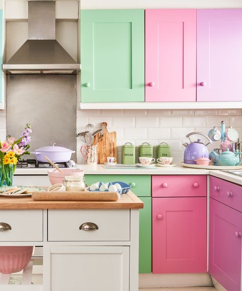 How to style colorful kitchen appliances | Real Homes 2000s Interior Design, Pastel Kitchen Ideas, Colorful Kitchen Appliances, Pastel Kitchen, Colorful Kitchen, Real Homes, Quirky Home Decor, Kitchen Cabinet Colors, Home Technology