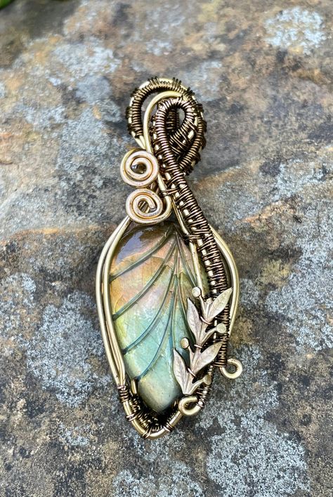 Carved Labradorite Leaf Pendant in Wire Wrapped Brass with Brass Leaves. Wire Wrapped Leaf Pendant, Wire Wrapped Tutorial, Unique Jewelry Inspiration, Wire Crystal, Wire Wrap Cabochon, Wire Wrapped Stone Jewelry, Wire Wrap Jewelry Designs, Wire Wrapped Jewelry Diy, Wire Wrapped Jewelry Tutorials