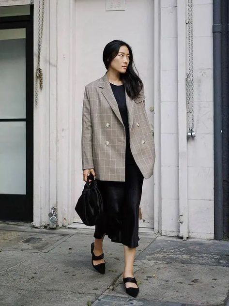 How to Style Oversized Blazer For Office Outfit Looks Oversized Blazer Street Style, Oversize Blazer Outfit, Blazer With Skirt, How To Wear Blazers, Mango Shoes, Blazer Street Style, Work Uniforms, Blazer Blue, Oversized Blazer