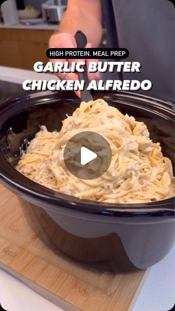 High Protein & Low Calorie on Instagram: "Garlic Butter Chicken Alfredo🔥By @stealth_health_life   Per serving (makes 10) 515 Calories 47g Protein 54g Carbs 14g Fat  Ingredients: 32oz chicken breast 30g parmigiano reggiano Juice of 1 lemon 2 tablespoons garlic purée 2 tsp garlic powder  2 tsp onion powder 1 tablespoon salt 1 tsp black pepper 2 tsp kinder roasted garlic brown butter seasoning (optional) Dash crushed red pepper 1/2 cup water 30g butter  High: 2-3 hours Low: 5-6 hours  672g pasta, cooked to 50% Add ~1/2 cup pasta water  Blended Alfredo sauce: 800g 2% blended cottage cheese 120g 1/3 fat cream cheese 120g parmigiano reggiano 240ml milk Salt & pepper to taste  Cook for 15-20 minutes  Allocate to 10 equal sized containers - store in the freezer (they’ll last for several months fr Butter Seasoning, Blended Cottage Cheese, Slow Cooker Meal Prep, Stealth Health, Slow Cooker Pasta Recipes, Slow Cooker Meal, Alfredo Sauce Recipe Homemade, Slow Cooker Pasta, Pasta Water