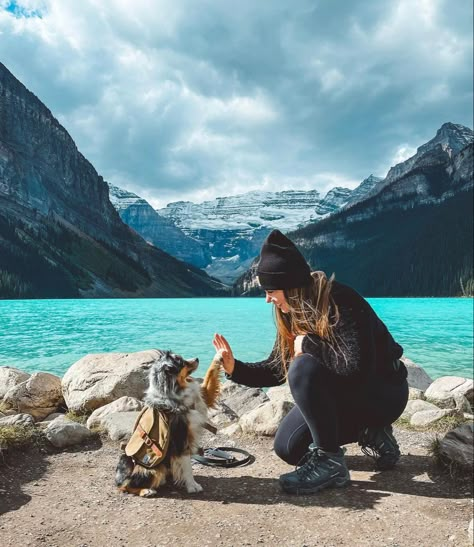 Hiking Poses With Dog, Dog Hiking Photography, Dog Vacation Pictures, Vision Board Pictures Dog, Traveling With Dog Aesthetic, Travel With Dog Aesthetic, Dog Hiking Aesthetic, Running With Dog Aesthetic, Dog Trainer Aesthetic