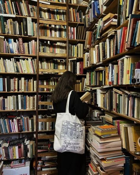 Pretty Streets, Daughter Aesthetic, Pretty Buildings, Vintage Bookstore, Visit Amsterdam, Academia Style, Amazing Friends, Amazing Nature Photos, Beautiful Painting