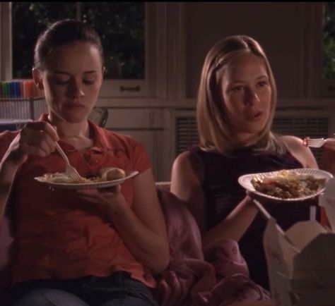 Gilmore Girls Matching Pfp, Girls Matching Pfp, Rory And Paris, Gilmore Lorelai, Babette Ate Oatmeal, Gilmore Girls Outfits, Paris Geller, Watch Gilmore Girls, Gilmore Girls Seasons