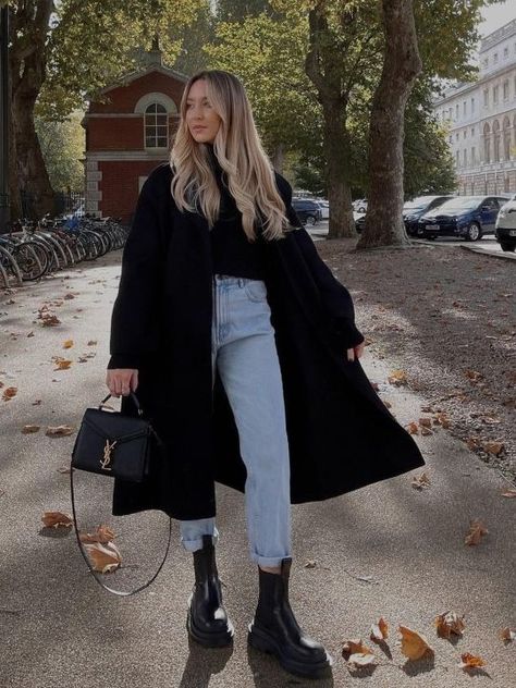 10 looks con botines que resaltan tus outfits para esta temporada de lluvia Winter Boots Outfits, Outfits Con Jeans, Inspiration For Women, Fall Outfit Ideas, Winter Outfit Inspiration, Brunch Outfit, Looks Chic, Casual Style Outfits, Outfit Casual