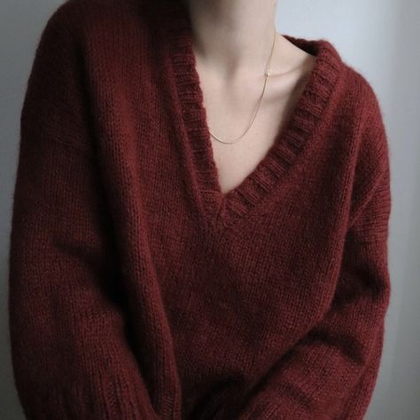 Dark Academia Knitting, Knitting Aesthetic Dark, Dark Academia Crochet, Dark Academia Sweater, Cable Knit Sweater Outfit, Knit Sweater Outfit, Neutral Outfit, Feminine Outfit, Knitting Inspiration