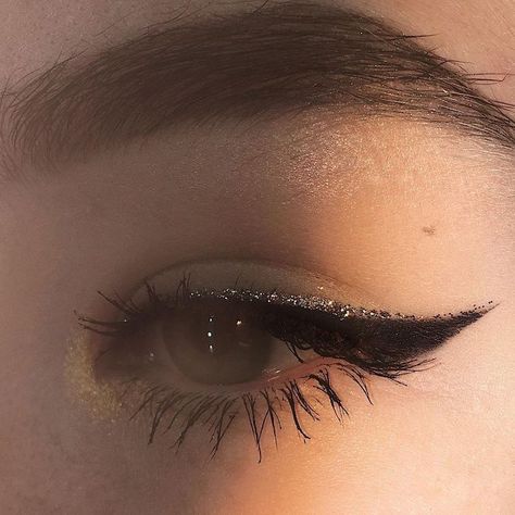 Maquillage On Fleek, Eye Makeup Techniques, Eye Makeup Pictures, Glitter Eyeliner, Makijaż Smokey Eye, Pinterest Makeup, Dope Makeup, Fancy Makeup, Makeup Makeover