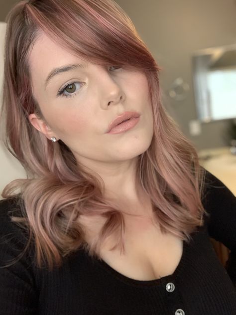 Rose Beige Hair Balayage, Rose Gold Hair Fair Skin, Best Rose Gold Hair Dye, Rose Gold Babylights, Champagne Blonde Hair Rose Gold, Hilary Duff Hair, Rose Blonde Hair, Rose Gold Hair Blonde, Rose Gold Hair Dye