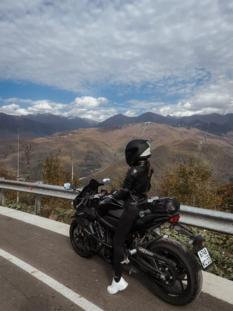 Riding Bike Aesthetic, Motorbikes Women, Biker Photoshoot, Bike Aesthetic, Motorcycle Aesthetic, Biker Aesthetic, Pretty Bike, Biker Boys, Biker Love