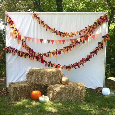 30+ Fabulous Outdoor Decorating Ideas to Host a Fall Party Halloween Party Ideas Decorations, Outdoor Fall Parties, Fall Photo Booth, Fall Festival Decorations, Thanksgiving Decorations Outdoor, Fall Backdrops, Fall Harvest Party, Outdoor Thanksgiving, Fall Carnival