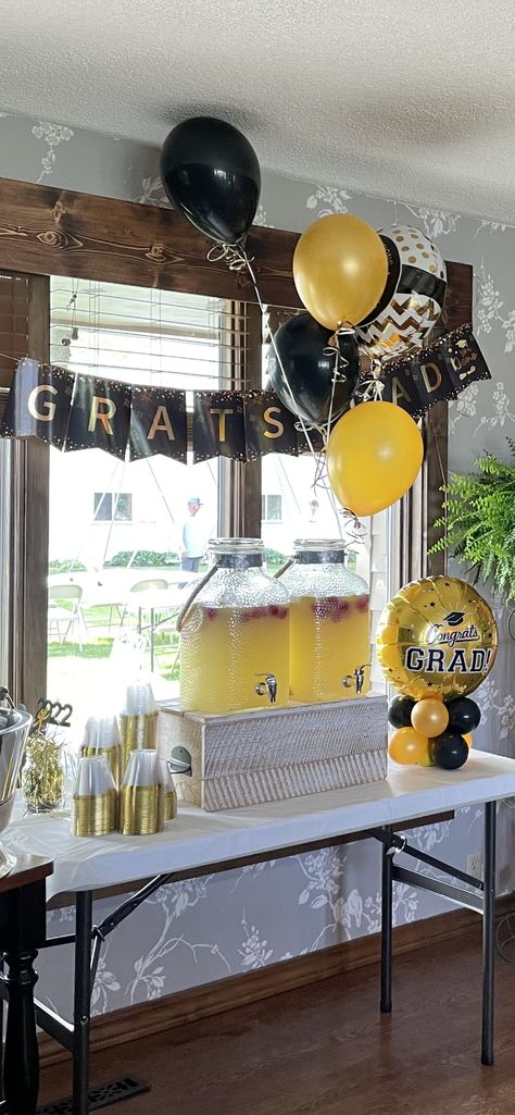 Graduation Party Cakes High School, 2024 Graduation Party Ideas Boy, Cake Table Decorations Graduation, Grade 8 Grad Decorating Ideas, Men’s Graduation Party, Graduation Party Outside Ideas, Graduation Centerpiece Ideas High School For Boys, Graduation Party Male, Boy Grad Party Decorations