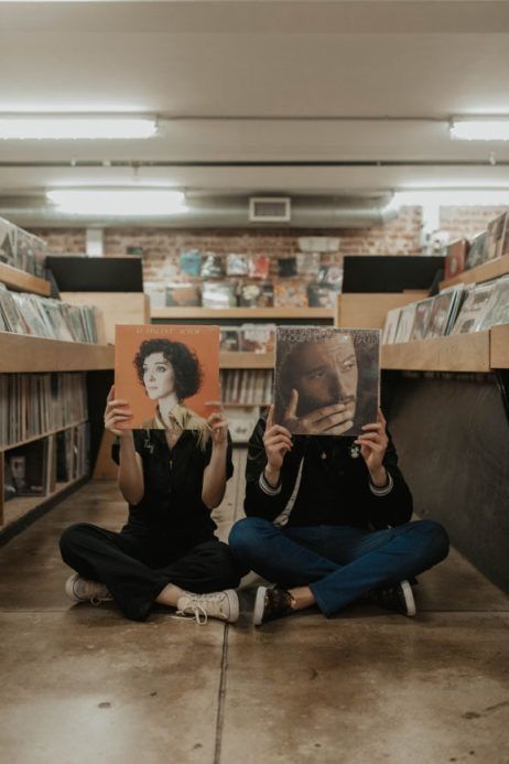 70s Photoshoot, Library Photo Shoot, Not Photogenic, Retro Photoshoot, Band Photoshoot, Vintage Photoshoot, Shotting Photo, Split Second, Senior Photoshoot