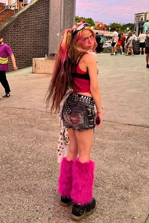 Scene rave outfit Fluffy Legwarmers Outfit, Anime Rave Outfit, Rave Girl Aesthetic, Rave Core, Boomtown Festival, Scene Rave, Pink Rave Outfit, Rave Fit, Halloween Rave