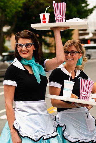 Car Hop Girls: Cat-eye glasses, high ponies and neck scarves? Yes, please! Don't let those roller skates gather dust and enjoy a chocolate malt while you're making your costume to get into character. (via Flirk user thaths) 50s Halloween Costumes, 50s Halloween, College Dance, Fifties Party, 50s Sock Hop, 50s Christmas, Waitress Outfit, 50s Theme Parties, Sock Hop Party