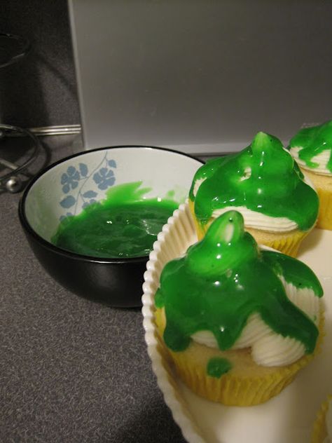 Slime Cupcakes - making these for our Kids choice awards party tonight!!! Edible Green Slime, Anime Cookbook, Slime Cupcakes, Splatoon Party, Slime Cup, Ghostbuster Party, Ghostbusters Cake, Ghostbusters Birthday, Slime Easy