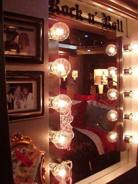 Rock and Roll makeup mirro Rock N Roll Aesthetic Bedroom, Rock And Roll Aesthetic Room, Rock And Roll Makeup, Rock N Roll Bedroom, Rock And Roll Room, Barbie Dream House, Trendy Home, Beauty Room, Aesthetic Bedroom