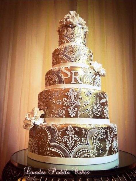 Luxury Wedding Cake in Gold, by Lourdes Padilla Elegant Cake Design, Royal Wedding Cake, Elegant Cake, Cake Flower, Luxury Wedding Cake, Luxury Weddings, Mom Wedding, Elegant Cakes, Wedding Cake Designs