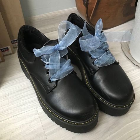 Dr Martens Ribbon Laces, Ribbon Doc Martens, Doc Martens With Ribbon Laces, Inspi Shoes, 6th Form Outfits, Shoes Decor, Ribbon Shoe Laces, Dm Boots, Coquette Lana Del Rey