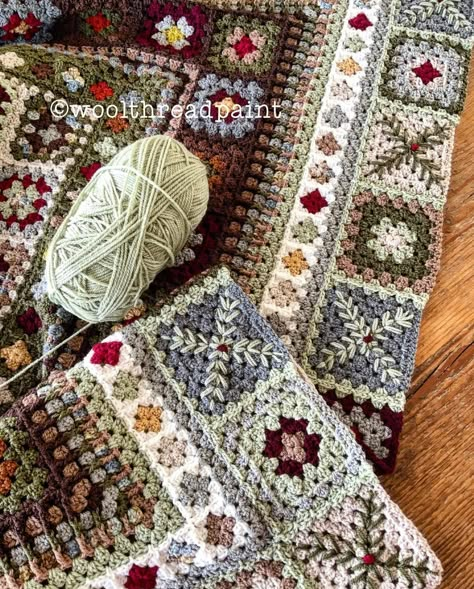 Yarn Projects Crochet, Balls Of Yarn, Easy Crochet Blanket, Crochet Blanket Designs, Blanket Ideas, Crochet Quilt, Crochet Square Patterns, Crochet Granny Squares, Granny Square Crochet Pattern