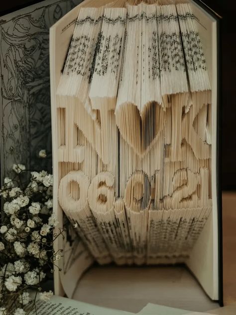 Book Wedding Decor Ideas for a Literary-Themed Wedding Wedding Book Decorations, Bookish Wedding Decor, Book Theme Wedding Decorations, Book Wedding Shower Theme, Love Story Bridal Shower Theme, Book Themed Wedding Decorations, Bookish Wedding Ideas, Book Bridal Shower Theme, Wedding Decor Book Theme