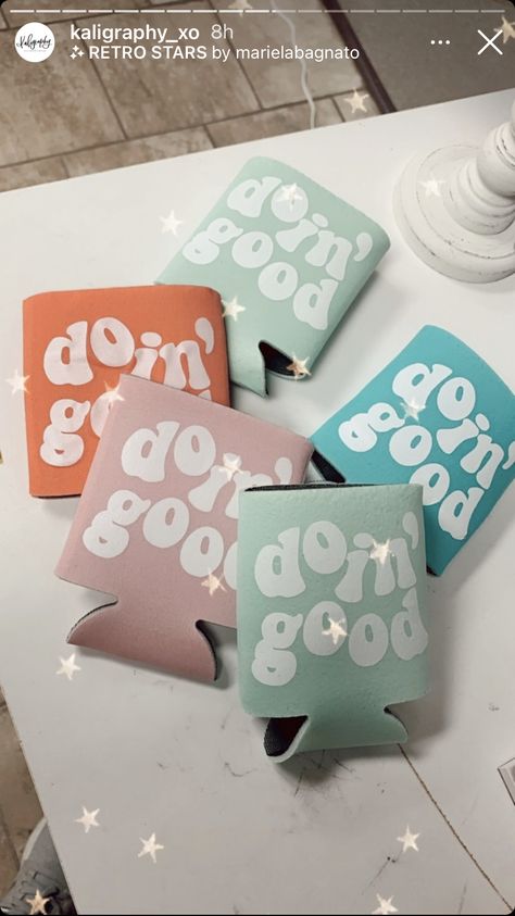 Cute Coozie Design, Coozie Cricut Ideas, Cute Koozie Ideas, Vinyl Koozies, Coozie Vinyl Ideas, Koozie Ideas Vinyl, Cricut Koozies, Campground Crafts, Koozies Diy