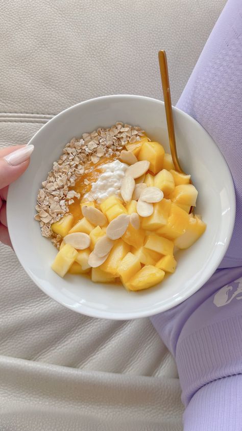 Oat bowl: Yogurt, Oat, Almond, Mango, honey #breakfast #oatmeal #bowl #mango Mango Yogurt Bowl, Yoghurt Breakfast, Oat Bowl, Mango Yogurt, Honey Breakfast, Oat Bowls, Yoghurt Bowl, Oatmeal Bowl, Almond Yogurt