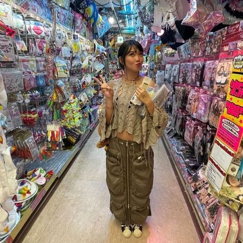 beabadoobee on Instagram: "she looks so smoll and fulfilled in japan🥹😍🥲 @radvxz #beabadoobee" Beabadoobee Style, Beabadoobee Outfits, I Love Beabadoobee, Foto Ideas Instagram, Doja Cat, The Villain, Concert Outfit, Role Models, Music Artists