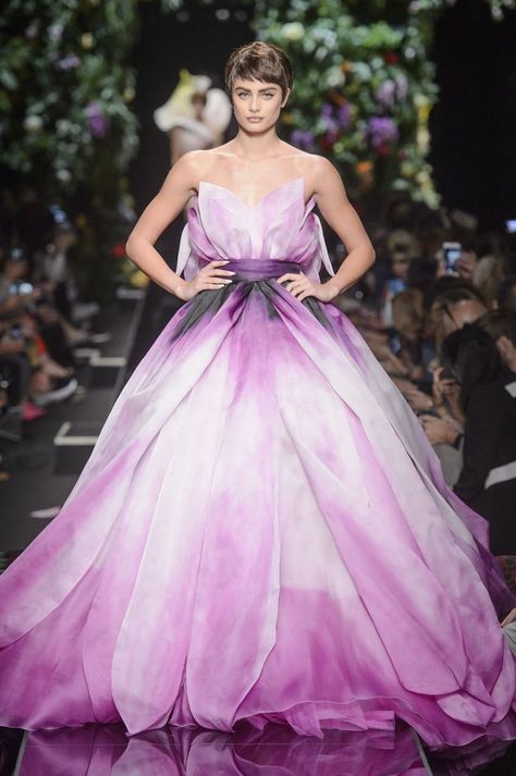 Surreal Fashion, Mode Rose, Fashion Week 2018, Taylor Hill, Milano Fashion Week, Creative Artwork, Couture Runway, Floral Fashion, British Vogue