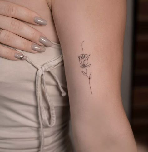 Simple Unique Tattoos, Small Flower Tattoo, Unique Small Tattoo, Small Rose Tattoo, Petite Tattoos, Classy Tattoos, Small Hand Tattoos, Tattoo Feminina, Discreet Tattoos