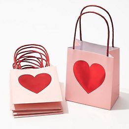 Gift Bags For Friends, Bags Grunge, Valentine's Sweets, Heart Themed Birthday, Valentine Friends, Friend Valentine Gifts, Valentines Gift Bags, Valentine Crafts For Kids, Cute Valentines