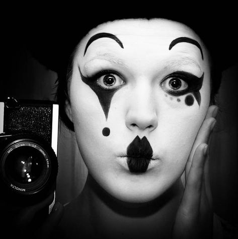 Mime Face, Black And White Clown, Mime Makeup, Pierrot Clown, Halloween Makeup Diy, Punk Makeup, Halloween Makeup Inspiration, Clown Faces, Vintage Clown