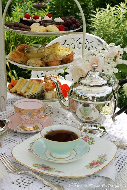 Kue Macaroon, English Afternoon Tea, House Gardens, Tea Party Food, Vintage Tea Party, Afternoon Tea Parties, Tea Party Garden, Tea Sandwiches, English Tea