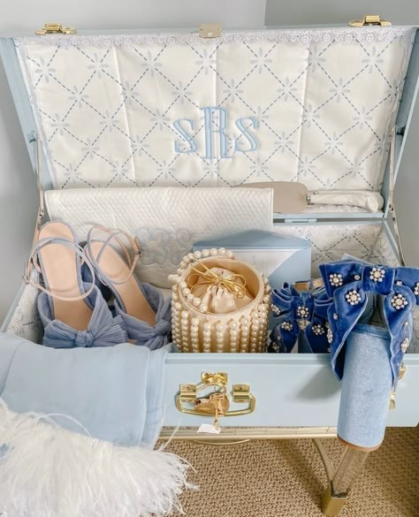 Keepsake Trunk, Wedding Trunk, Preppy Wedding, Bridal Shower Gifts For Bride, Wedgewood Wedding, Diy Bridal, Future Wedding Plans, Garden Party Wedding, Wedding Mood Board