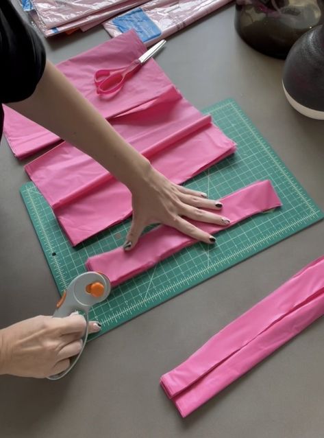 DIY Fringe Backdrop Table Cloth Background Diy, Diy Table Cloth Garland, Neon Fringe Backdrop, Fringe Diy Backdrop, Pink Party Backdrop Ideas, Diy Tinsel Backdrop, Ceiling Fringe Garland Diy, Homecoming Backdrop Ideas, Tablecloth Fringe Garland Diy