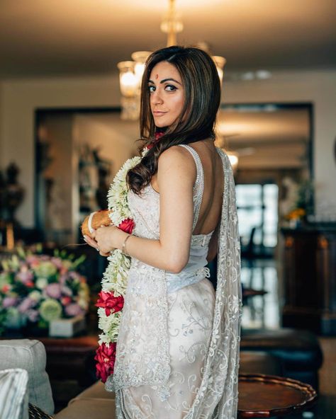 #parsibrides #parsibridetrends #parsibrideoutfits #gorgeusparsibrides #parsibridallook #parsiwedding #parsibridalattire Parsi Wedding Saree, Parsi Bride, Parsi Wedding, Original Wedding Ideas, Romantic Poses, All About Wedding, Mirror Work Saree, Wedding Sari, White Wedding Gowns