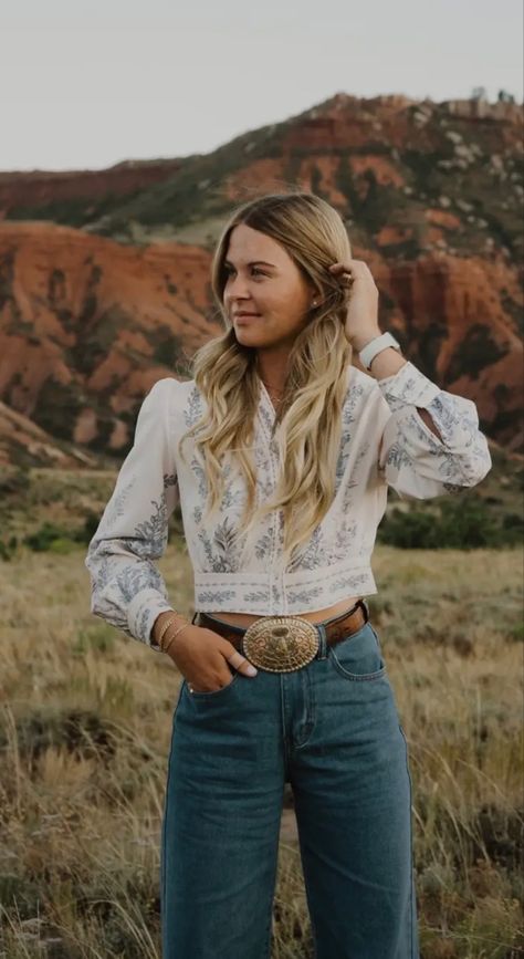 County Boho Outfit, Western Feminine Outfits, Clean Western Aesthetic, Cowboy Formal Women, Feminine Western Outfits, Classic Western Outfits Women, Mountain Cowgirl Aesthetic, Old Money Western Aesthetic, Country Outfits Aesthetic