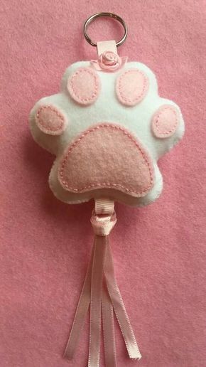 Key Chains Diy Handmade Felt, Cat Keychain Diy, Pannolenci Ideas, Felt Keyring, Cat Felt, Paw Keychain, Felt Keychain, Felt Crafts Diy, Foot Print