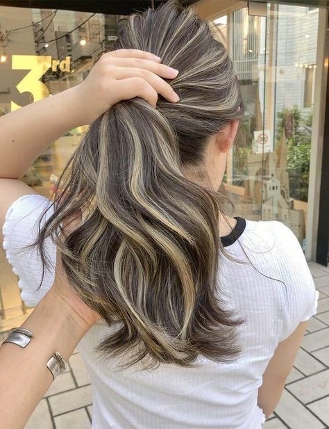 Hair Color Underneath, Hair Color Streaks, Brunette Hair With Highlights, Hair Streaks, Brown Hair Balayage, Pretty Hair Color, Hair Stylies, Haircuts Straight Hair, Hair Color And Cut